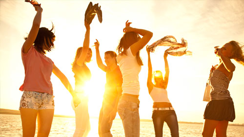 强队对战重重，场上战术精妙且防守严密